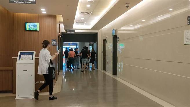 彰化联华食品25日大火至少酿成7死，死者家属抵达员林基督教医院。（潘虹恩摄）