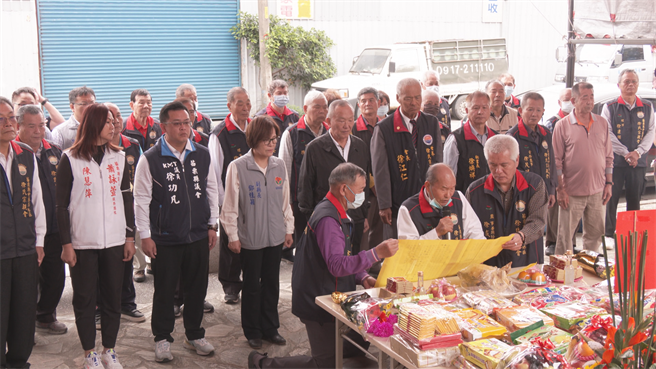 苗栗县政府及苗栗县徐氏宗亲总会，25日上午在头份市徐骧纪念公园追思祭拜抗日英雄徐骧。（谢明俊摄）
