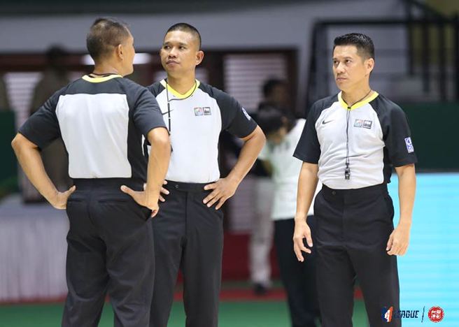 T1聯盟在季後挑戰賽開始聘請了兩位外籍裁判。(T1聯盟)