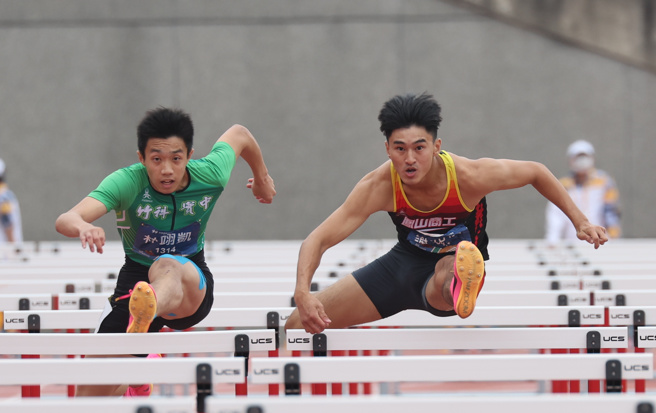 谢元恺（右）、林翊凯（左）是112新竹全中运高男组田径110公尺跨栏决赛唯二成绩在14秒内的好手。（宏道运动发展基金会提供）