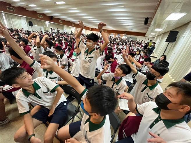 苗栗县君毅中学25日上午邀请空中英语教室团队举办春季展演。（君毅中学提供／谢明俊苗栗传真）