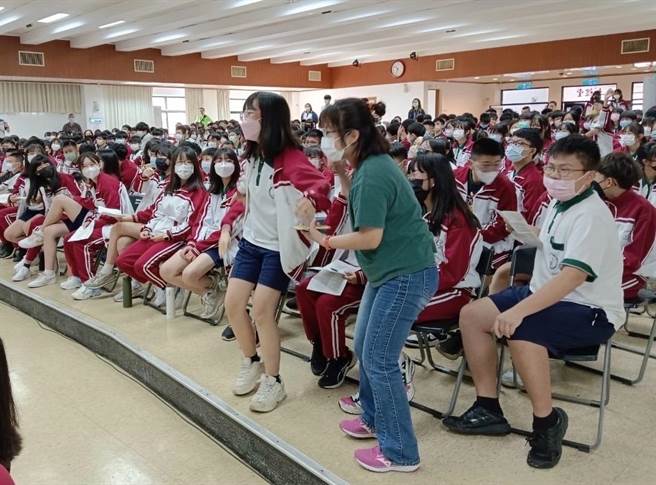 苗栗县君毅中学25日上午邀请空中英语教室团队举办春季展演。（君毅中学提供／谢明俊苗栗传真）