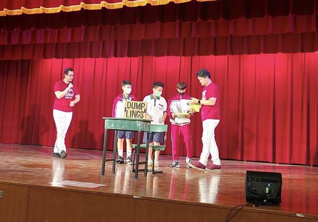 苗栗县君毅中学25日上午邀请空中英语教室团队举办春季展演。（君毅中学提供／谢明俊苗栗传真）