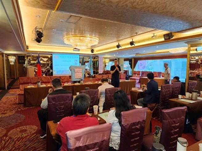 内湖警前进汽车驾驶员职业工会 强化防御驾驶及礼让行人安全观念。（翻摄照片／林郁平台北传真）