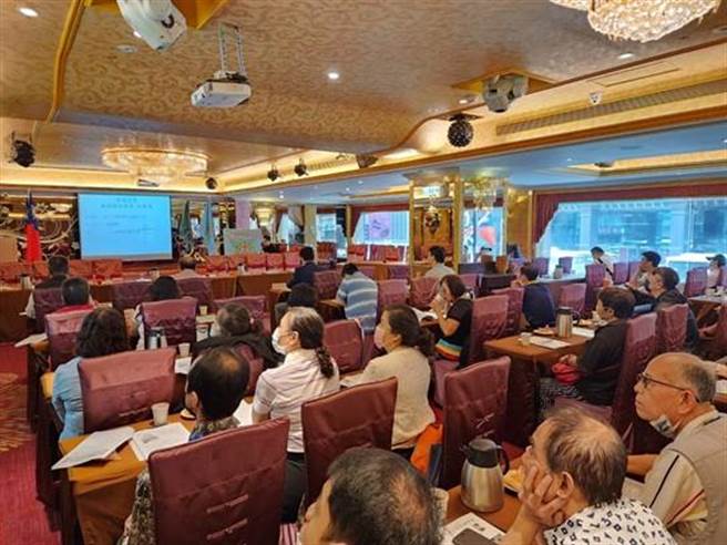 内湖警前进汽车驾驶员职业工会 强化防御驾驶及礼让行人安全观念。（翻摄照片／林郁平台北传真）