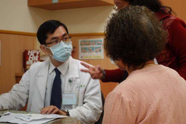 王瑞兴主任向病人与家属说明带状疱疹症状与用药。（台中慈济医院提供）