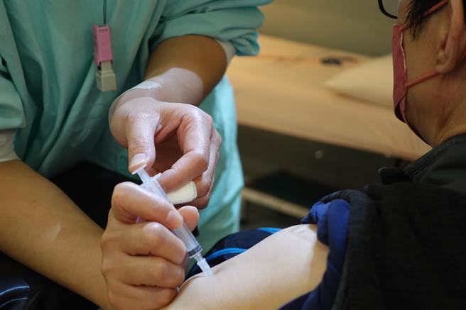 带状疱疹高风险族群可考虑自费接种带状疱疹疫苗，避免后患。（台中慈济医院提供）