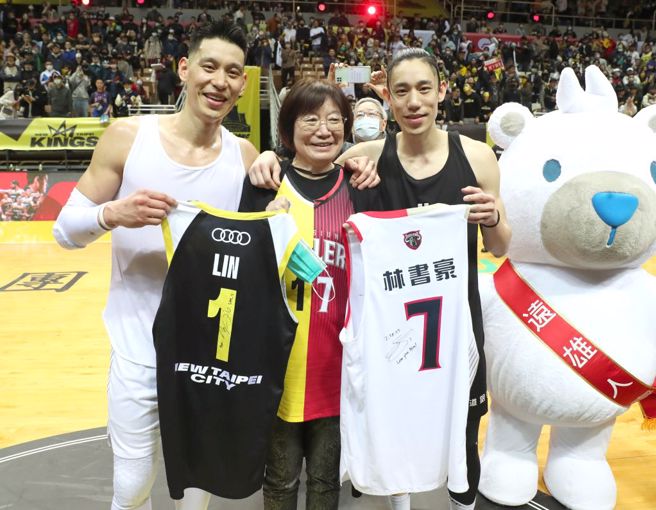 钢铁人林书豪（左）与弟弟国王林书纬（右）同场竞技，赛后两人分别脱下球衣签名并交换，与母亲吴信信（中）一同合影留念。（报系资料照／郑任南摄）