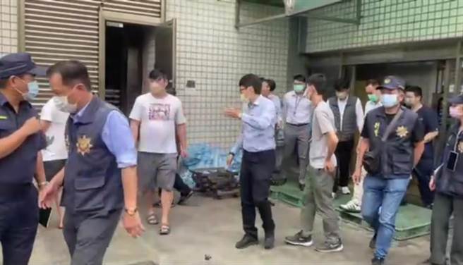 彰化地检署检察官郑文正下午1点半抵达现场，讯问工厂厂长及员工等，并进入厂房了解火灾发生经过，前后20分钟左右，后续将调阅相关火调报告，以厘清责任。（吴建辉摄）