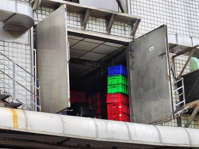 联华食品彰化厂今天上午发生重大工安事件，火警工厂瀰漫浓烟，造成工厂内作业的22名工人受困，警消于现场救出10人无生命迹象送医。（吴建辉摄）