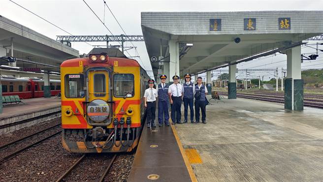 台铁DR3000型柴油自强号列车今天在台东开出末班车。（读者提供／蔡旻妤台东传真）