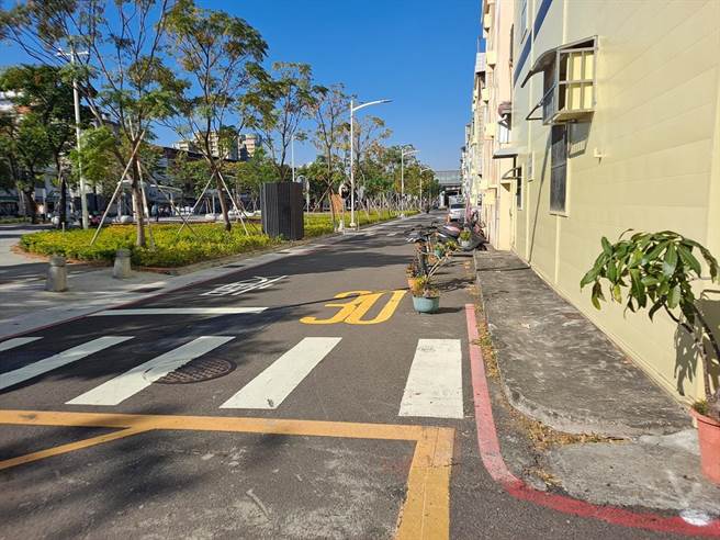 为改善淹水情形，高雄市水利局对三民区铁道街规画铁道街侧沟新建工程。（水利局提供／林瑞益高雄传真）