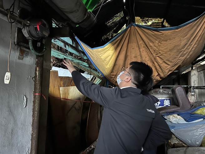 新竹市议员刘康彦前往勘查老树破坏房舍的情况。（刘康彦提供／陈育贤新竹传真）