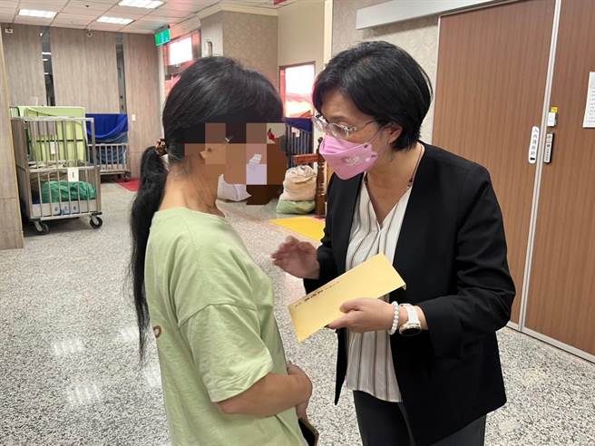 彰化县长王惠美（右）到医院慰问死伤者家属。（彰县府提供／孙英哲彰化传真）