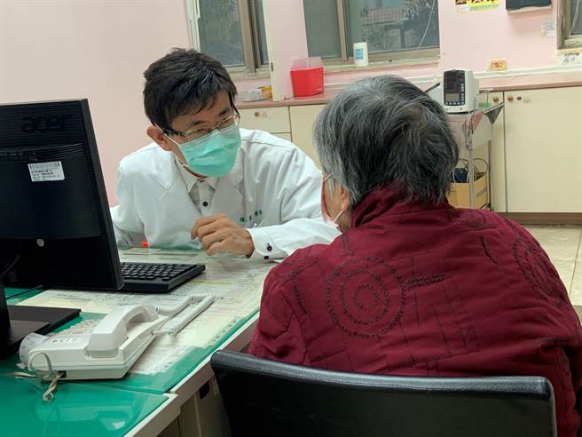 北荣桃园分院张嘉峯医师邀请病人加入「以病人为中心的门诊整合照护计画」，实践全人照护。(医院提供／蔡依珍桃园传真)