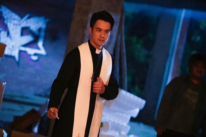 顏毓麟在《恶灵世界》饰演神父。（世新大学提供）