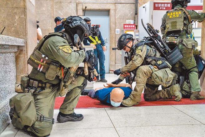 牛煦庭砲轟，蔡政府要警方軍事訓練、增加負擔是「渾X透頂」。圖為刑事局除暴特勤隊進行演習。（圖／臺灣銀行提供）

