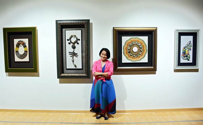 施秀菊创作大型物件，让琉璃珠成为居家摆件，开起有别传统的另一条路。（林和生摄）