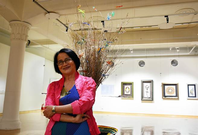 拿着扫把追蜻蜓，施秀菊将回忆透过创作呈现，传达琉璃之路起点的象徵。（林和生摄）