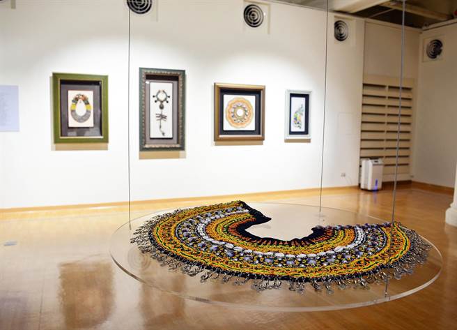 融合传统与时尚，施秀菊给了排湾族琉璃珠更多想像。（林和生摄）