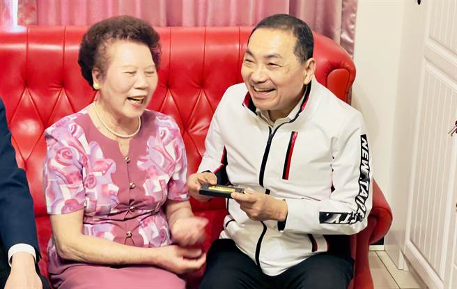 侯友宜看见吴燕珠拿出的仿金条纪念品，才知道2人过去已有过一面之缘。（吕健豪摄）