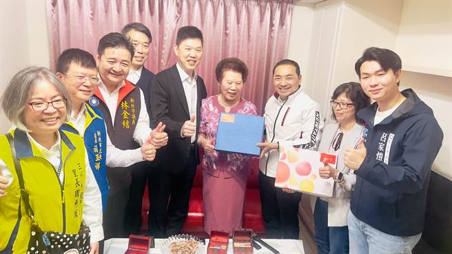 侯友宜带着礼盒向吴燕珠道贺获选模范母亲代表。（吕健豪摄）