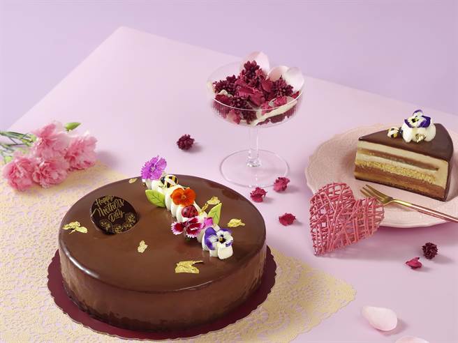 花园thai thai推出母亲节蛋糕，以薄荷及巧克力慕斯为主体，夹层中搭配茉莉花茶冻以及酸甜黄柠檬酱，甜润中带点微酸，清爽不腻。(台北花园大酒店提供)