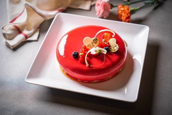 The Nine烘焙坊5月推出向母爱致敬的「莓果慕斯」，口感柔嫩清甜，7吋售价1300元。(大仓久和大饭店提供)