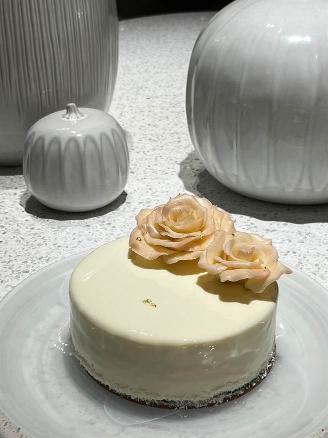 「飞裊柒茶Tea Saloon」推出台湾味的法式甜点「芒果白乳酪慕斯」，4月30日前预购享9折早鸟优惠。(高雄承亿酒店提供)