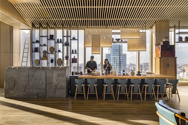 「飞裊柒茶Tea Saloon」位于高雄承亿25楼大厅，是结合法式甜品与台湾茶的茶轩空间。(高雄承亿酒店提供)