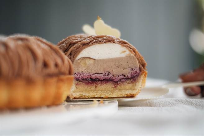 「栗子蒙布朗」加入黑醋栗果酱与黑醋栗慕斯，让整体滋味轻甜不腻。(老爷小花园提供)