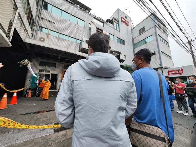 联华食品公司彰化厂今发生火灾造成7人死亡，下午41岁本国卢姓男员工家属回到现场进行招魂仪式。（吴建辉摄）