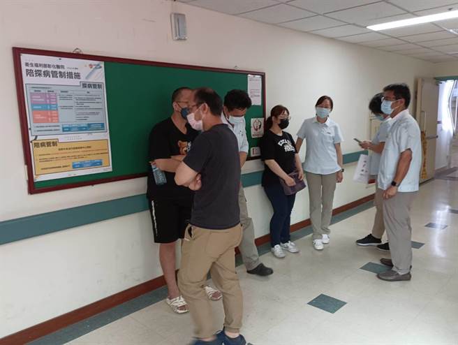 联华主管到加护病房慰问。（彰化医院提供／吴建辉彰化传真）
