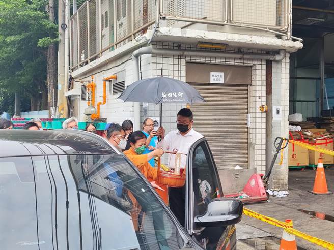 招魂过程中不发一语，家属在法师的带领下完成招魂仪式，随即搭车离开现场。（吴建辉摄）