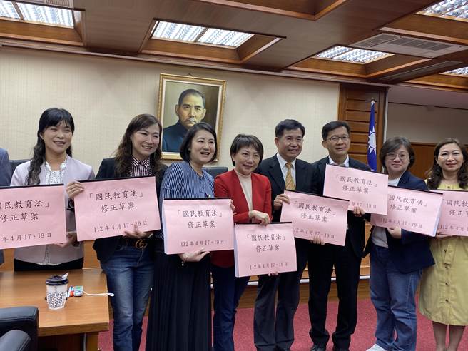 立法院教文会日前初审通过《国民教育法》修正案，但有些家长不满他们的意见没被採纳。（林志成摄）