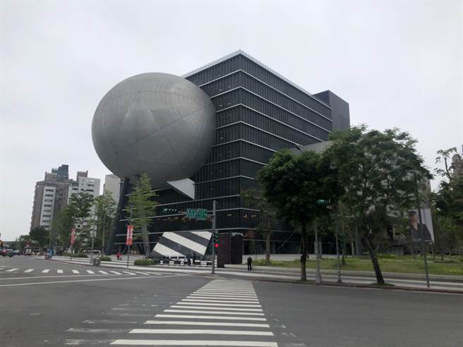 北艺工程延宕 ，北市府将再付2.34亿技术服务费用，不少议员25日出席教育委员会时表示，未经仲裁若有争议恐被告，也有议员建议做成专案报告。图为台北表演艺术中心。（张芷瑜摄）