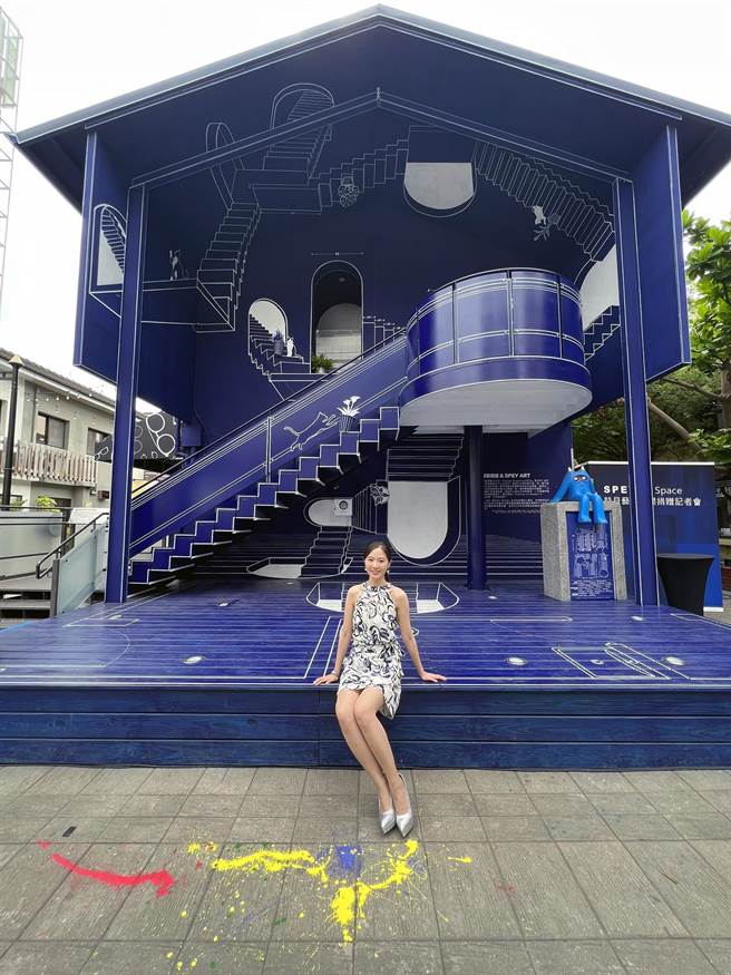 台南市蓝晒图文化园区内的天台空间，经改造后成为「梯屋蓝晒图」后，吸引民眾打卡拍照。（洪荣志摄）