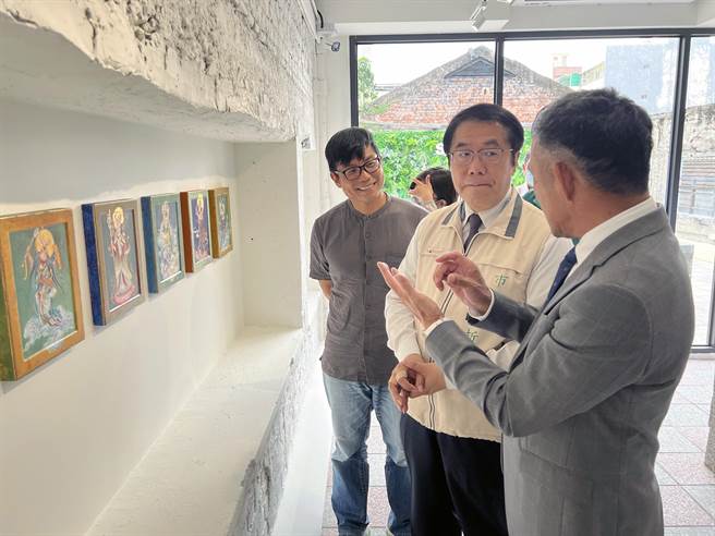 台南市长黄伟哲参观「梯屋蓝晒图」二楼诗贝艺术空间的「激韵 蔚蔚然相纠」开幕展。（洪荣志摄）