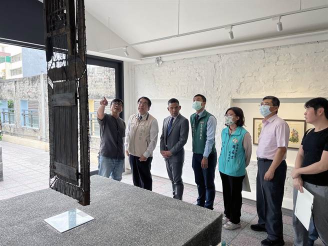 台南市长黄伟哲参观「梯屋蓝晒图」二楼诗贝艺术空间的「激韵 蔚蔚然相纠」开幕展。（洪荣志摄）