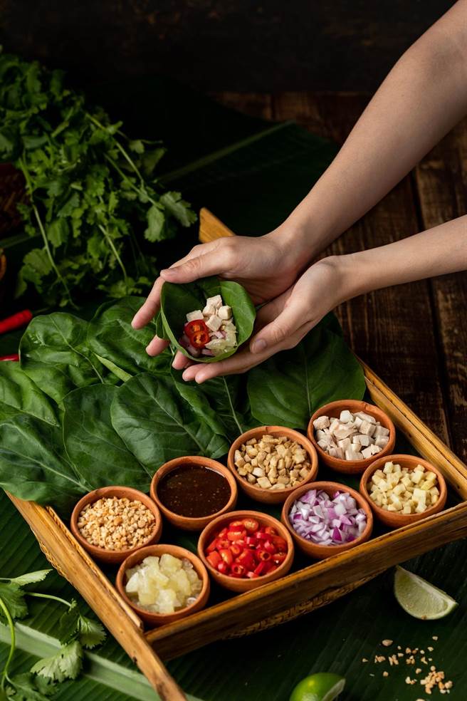 「帕泰家甘藍手卷」源自泰國當地傳統小吃Miang Kham（蜜延堪），香氣獨特。 (豆府餐飲集團提供)