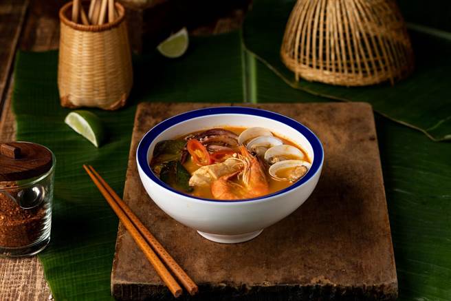 4月26日前，民眾到店用餐，點4人套餐可享道地的「冬蔭功海鮮湯」1份。(豆府餐飲集團提供)