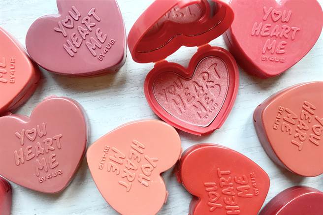 4月26日前到門市用餐，完成指定條件，可獲贈4U2「YOU HEART ME 心型刻字」腮紅1個。(豆府餐飲集團提供)