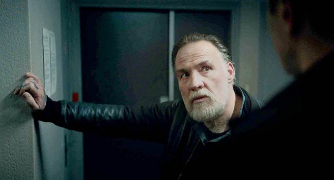 卜力藍內在懸疑片《追兇12夜》飾演警探馬索，鐵漢個性中帶著率真。（海鵬提供）