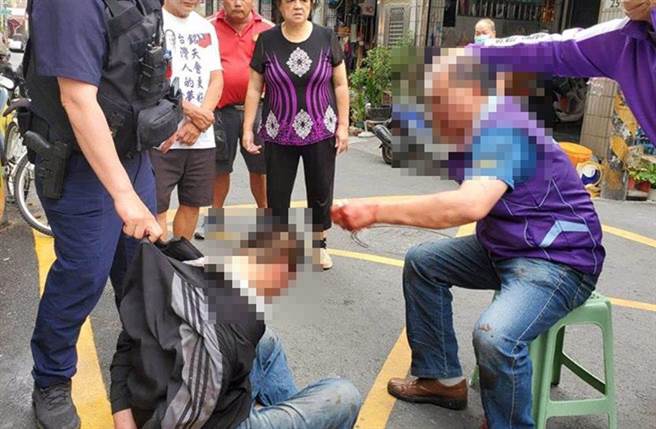 高雄市凤山区镇北里长赵志成今（25）日早上走出服务处，竟然遭到两名歹徒持铁棍突袭，赵男当场溅血，其中1人被压制逮补，另1人趁乱逃亡，警方全力追捕中。（柯宗纬翻摄）