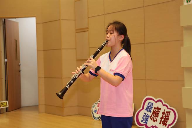 照南国中黄郁絜专注演奏动人曲目。（苗栗县政府提供／李京升苗栗传真）
