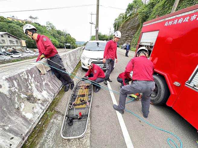 桃市消防四大队「与绳同行」邀义消参加绳索救援训练。(消防局提供／吕筱蝉桃园传真)