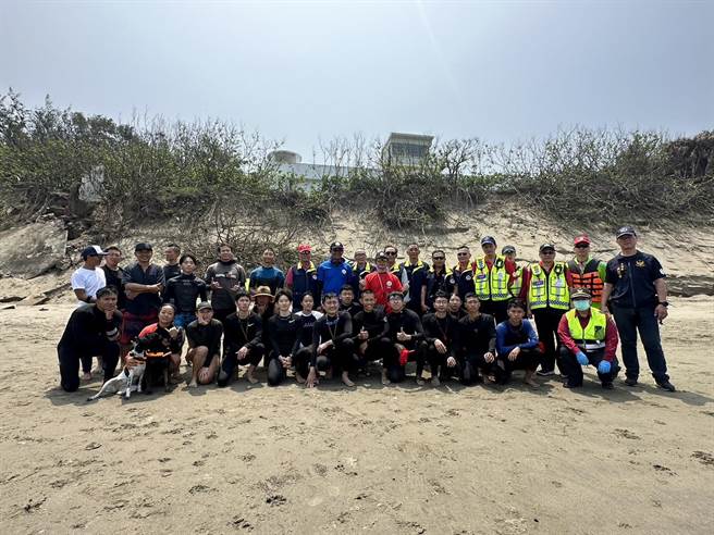 苗栗县竹南镇假日之森海域日前举行防溺救溺演练。（蔡岳达提供／谢明俊苗栗传真）