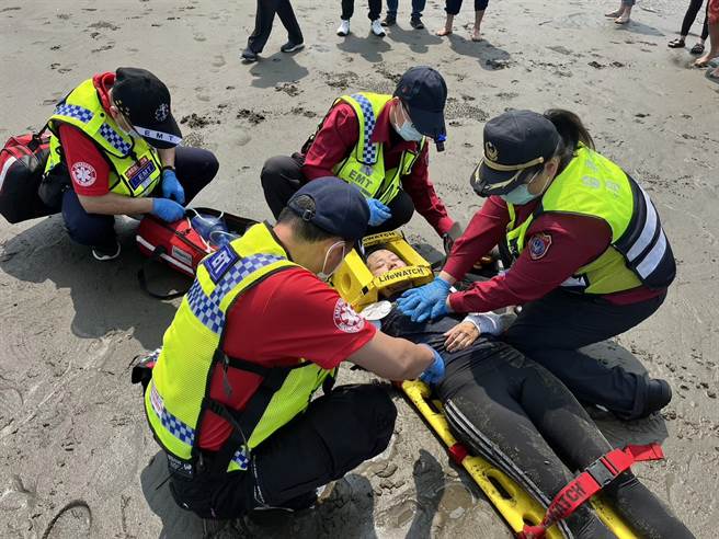 苗栗县竹南镇假日之森海域日前举行防溺救溺演练。（蔡岳达提供／谢明俊苗栗传真）