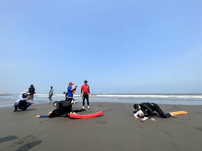 苗栗县竹南镇假日之森海域日前举行防溺救溺演练。（蔡岳达提供／谢明俊苗栗传真）