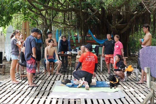 苗栗县竹南镇假日之森海域日前举行防溺救溺演练。（蔡岳达提供／谢明俊苗栗传真）